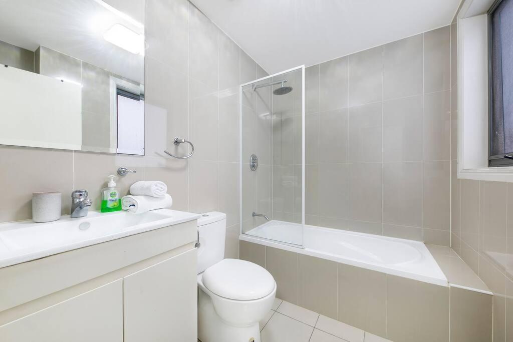 Cozy 2 Bedroom 6 Minutes To Train Station With Parking * Sydney
