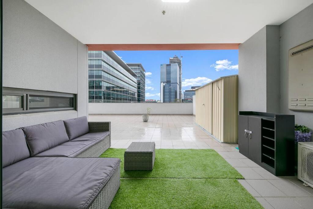 Apartment Cozy 2 Bedroom 6 Minutes To Train Station With Parking *